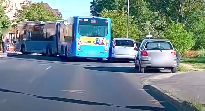Lekaszált egy csuklós busz egy parkoló autót Soroksáron