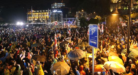 Közel ötvenezren tüntettek Grúzia fővárosában a külföldiügynök-törvény