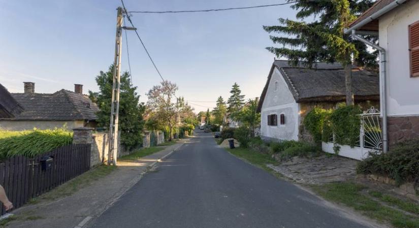 Imádják a kirándulók az apró Balaton-felvidéki falut: 8 település a Balatoni Kéktúra útvonalán