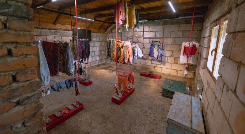 Múzeum lett a koszovói házból, ahol huszonöt éve ötvenhárom albánt mészároltak le a szerbek