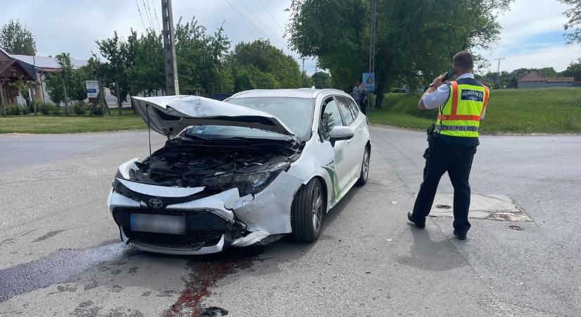 Autók csattanása rázott meg egy hajdúszoboszlói kereszteződést – fotókkal