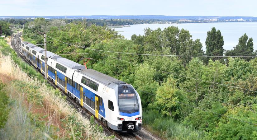 Hétfőtől több vonat indul a Balatonra