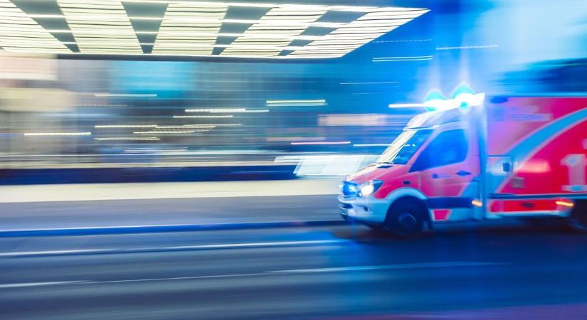 A mentők már semmit sem tehettek, 50 éves nő halt meg balesetben