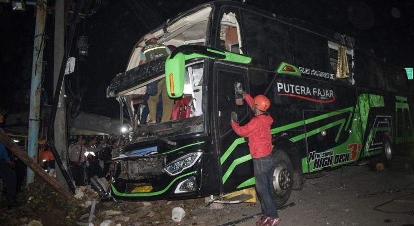 Kisiskolások haltak meg egy autóbuszbalesetben – videó