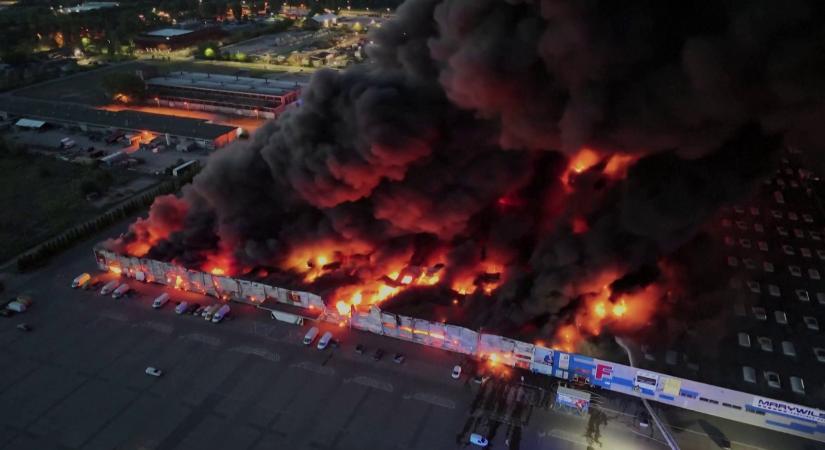 Leégett egy bevásárlóközpont Varsóban  videó