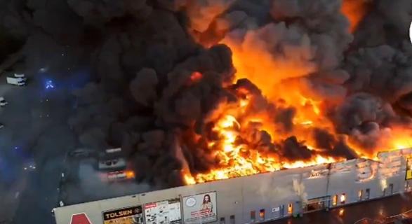 Teljesen leégett egy bevásárlóközpont: fotók és videók a pusztításról