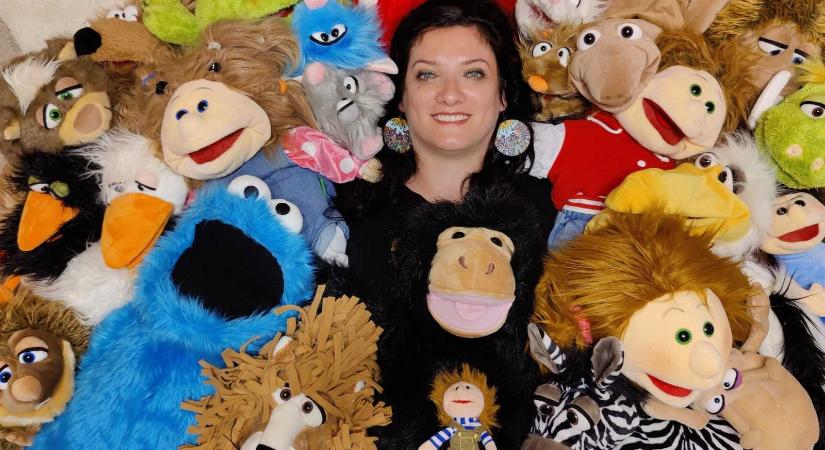 „A muppet bábokkal minden gyerek beszélni akar” – Elvarázsolja a román foglalkozásokon az ovisokat a bábozó marosvásárhelyi óvónő