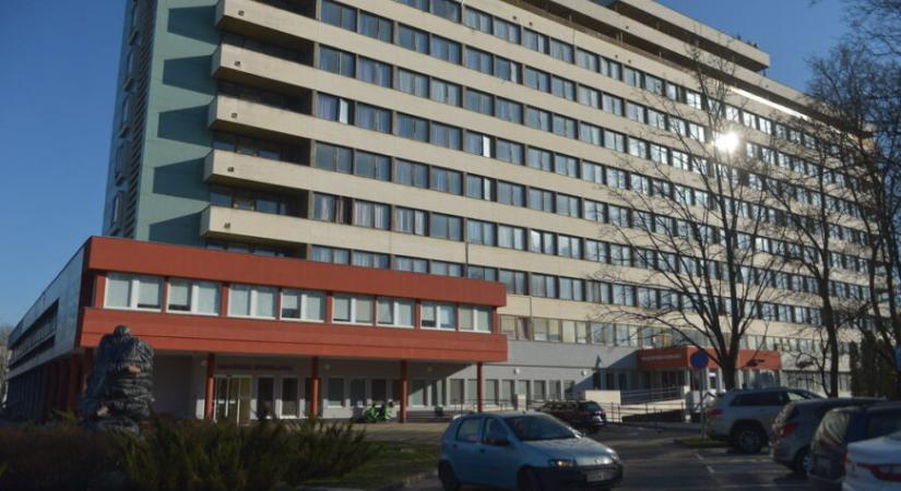 Szászfalvi: 450 millió forintból cserélik a Nagyatádi Kórház nyílászáróit
