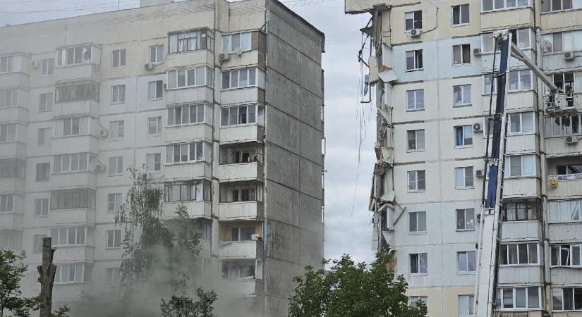Rakétatámadásban beomlott egy orosz lakóház, többen meghaltak