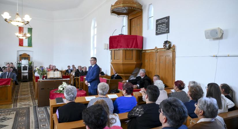 Átadták a felújított református templomot Tisztabereken