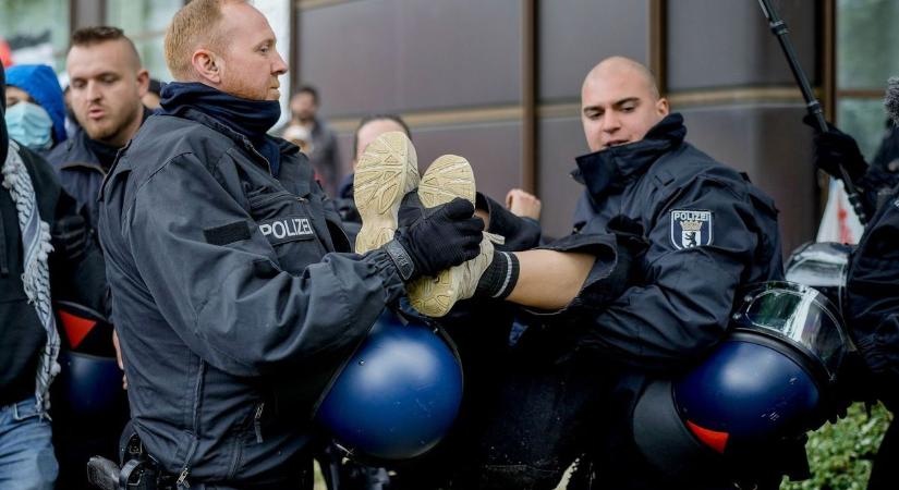 Több rendőr megsebesült egy palesztinpárti megmozduláson Berlinben – frissül