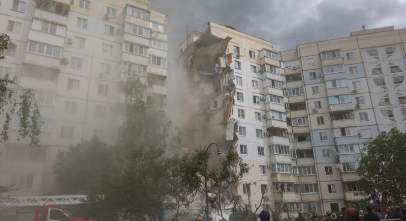 Videón, ahogy felrobban és összedől egy tízemeletes panelház az oroszországi Belgorodban