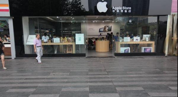 Nem csak mobilokat, de komplett Apple-boltokat is lekoppintottak Kínában