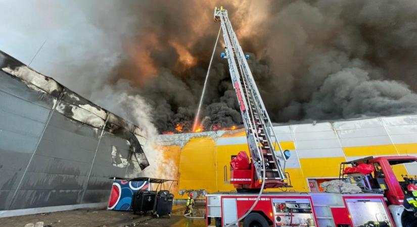 Videón, ahogy a lángok martalékává válik a legnagyobb varsói bevásárlóközpont