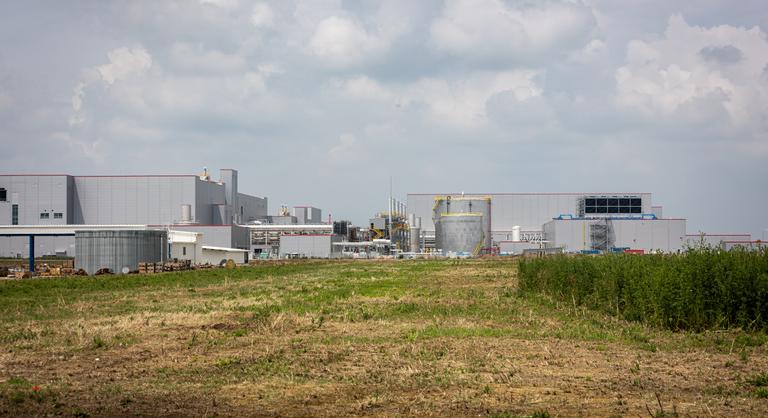 Tömeges elbocsátás az iváncsai akkumulátorgyárban, a műszak közepén küldték el a dolgozókat