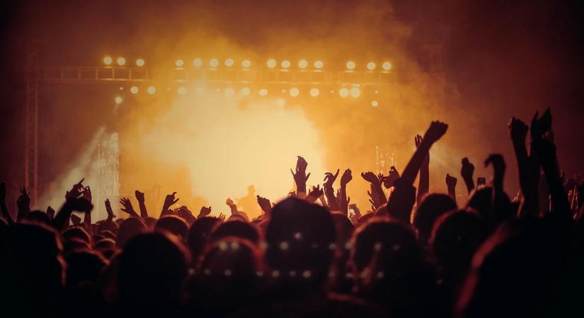 Rosszul lett egy rajongó Dzsúdló koncertjén – Az énekes leállította a koncertet
