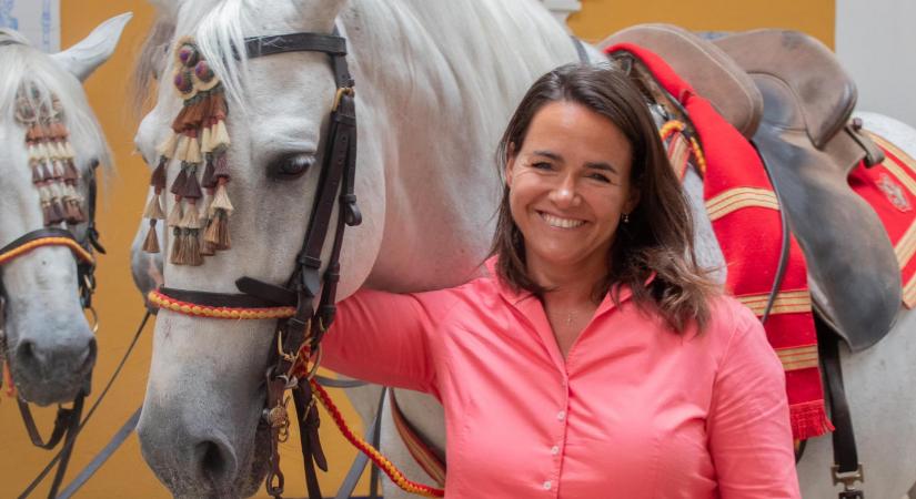 Eltűnt a poszt, amiben Novák Katalin spanyol lovat simogat