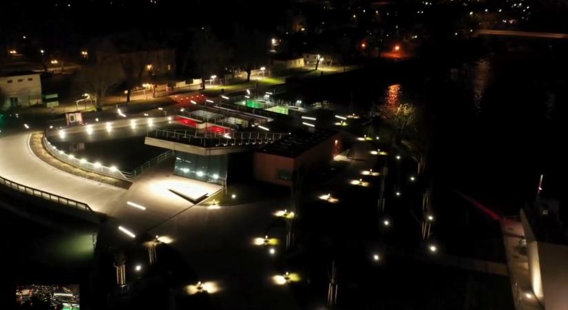 Látványos videó az éjszakára kivilágított új Sió-zsilipről