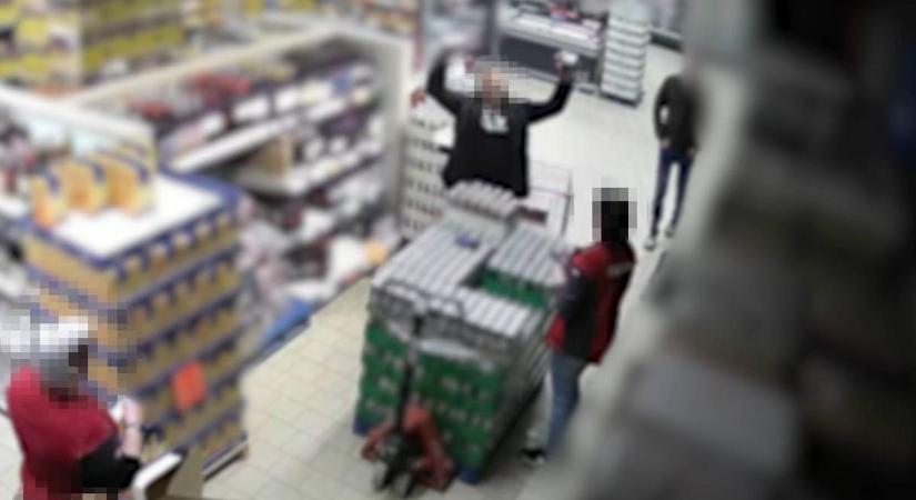 Földhöz vágott két doboz sört, majd nekiesett volt párjának egy magából kivetkőzött férfi egy dorogi üzletben: videó