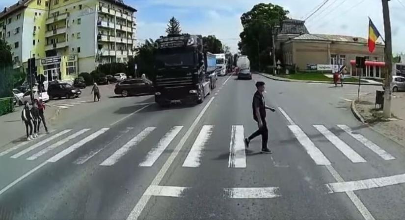 Videón az idegtépő jelenet, ahogy kamion elé lép a türelmetlen asszony