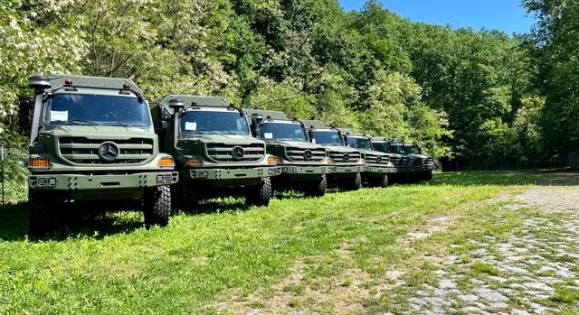Nyugat-Afrikába kerülnek a katonainak tűnő komlón parkoló teherautók