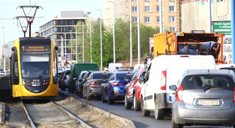 Autóbuszba csapódott az autó - leállt a közlekedés Budapesten
