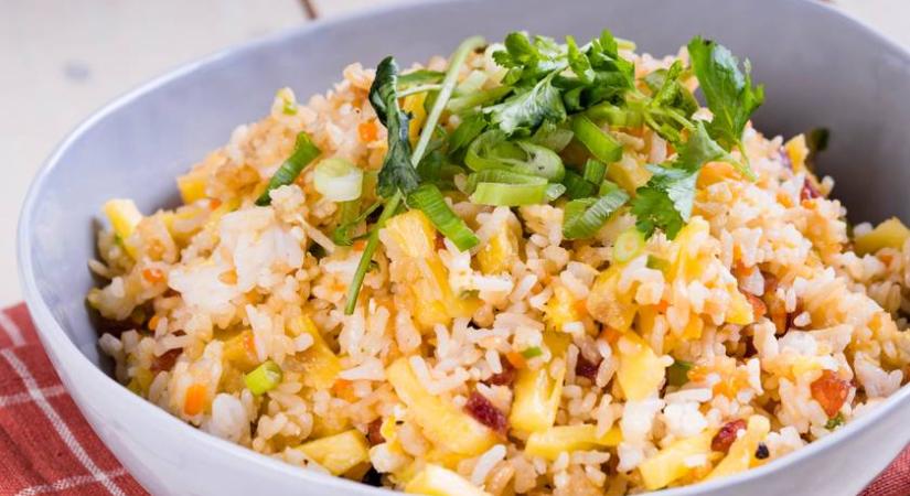 Ananászos rizs serpenyőben pirítva: különleges, mégis könnyen elkészíthető fogás