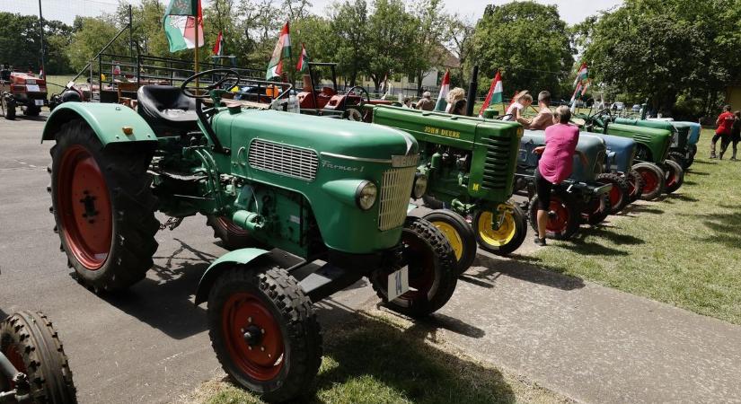Traktorokkal telt meg Okány - galériával