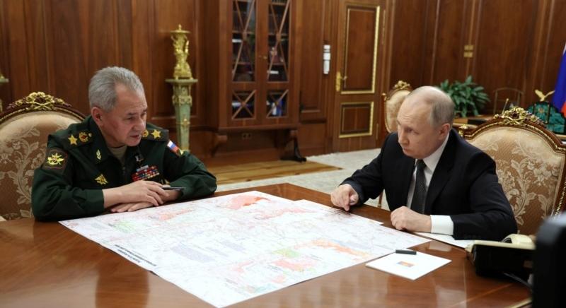 Az orosz elnök menesztette régi szövetségesét a védelmi miniszteri tisztségből