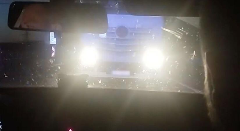 Hajmeresztő: forgalommal szemben hajtott egy kamionos az M30-ason