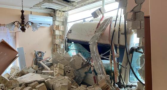 Egy családi ház nappalijába csapódott egy kamion Enyingen - fotók