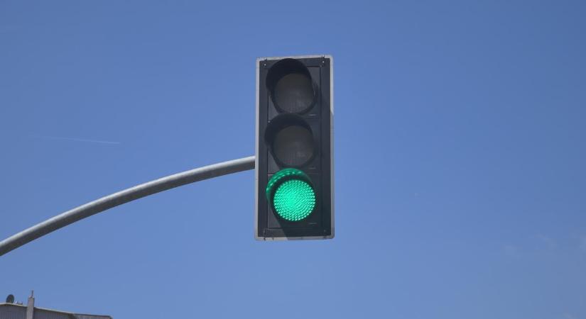 Piros, sárga, zöld... és fehér? Az intelligensebb járművek nagy változásokat hozhatnak a közlekedési lámpákba is