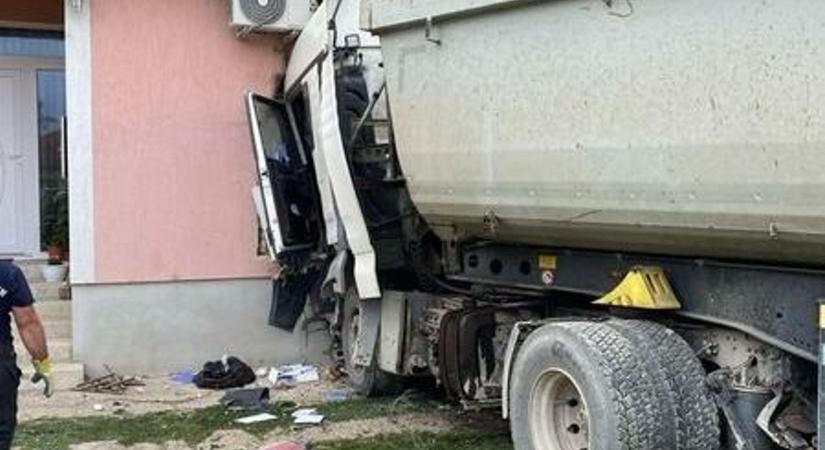 Családi ház oldalába csapódott egy nyerges vontató a múlt héten Enyingen – helyszíni képek érkeztek!