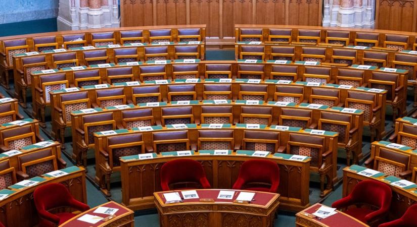 Az állítólagos brüsszeli beavatkozásra hivatkozva tart rendkívüli ülést a parlament