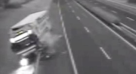 Hatalmas pusztítást végzett egy kamion az M1-esen – videó