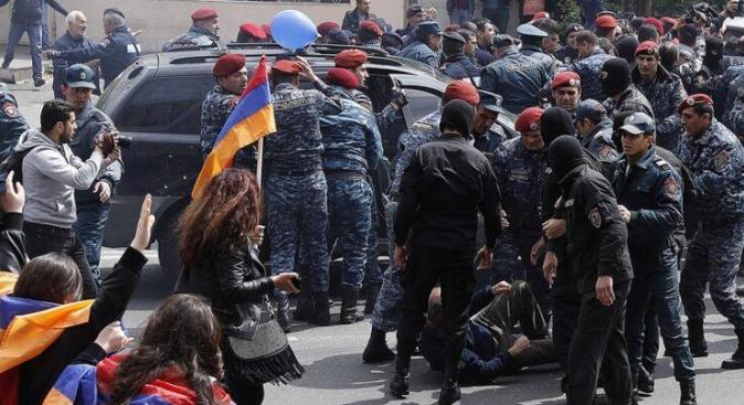 Több mint 150 embert letartóztattak Örményországban a jelenleg is zajló tüntetésen