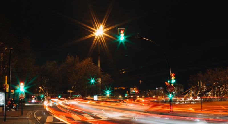 Az önvezető autók miatt jöhet a negyedik szín a közlekedési lámpákra