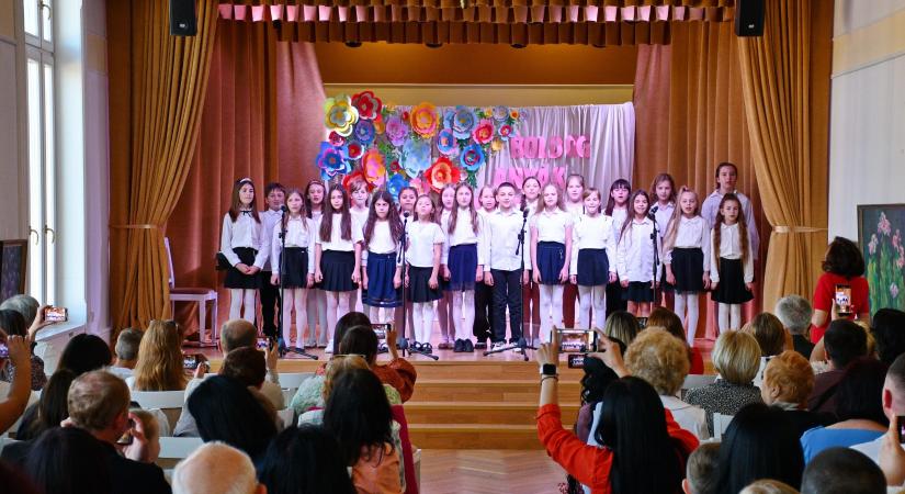 Ünnepi koncertet adtak a munkácsi magyar intézmények növendékei anyák napja alkalmából
