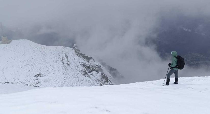 Húsz centinél vastagabb hóréteg borítja a Fogarasi-havasokat és a Bucsecs-hegységet
