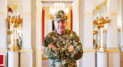 Megkapta vadonatúj katonai egyenruháját a köztársasági elnök