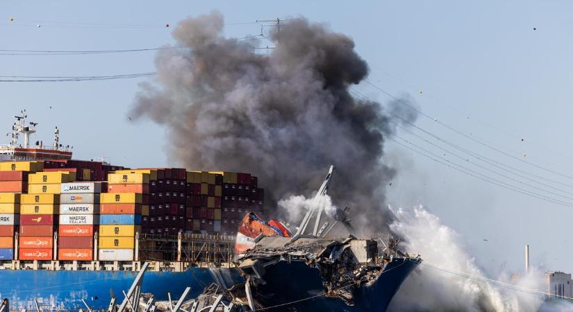 Videón, ahogy felrobban a baltimore-i híd legnagyobb darabja