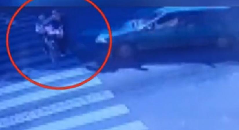 Megrázó videó: a zebrán gázolta el az anyát és 2 éves gyerekét a sofőr