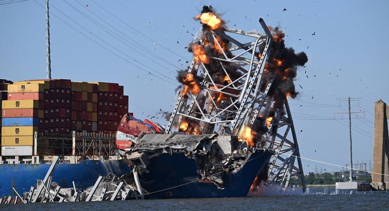 Felrobbantották az összeomlott Baltimore-i híd legnagyobb darabját