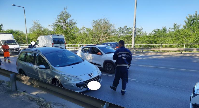 Szalagkorlátnak ütközött egy autó Nyíregyházán - fotók!