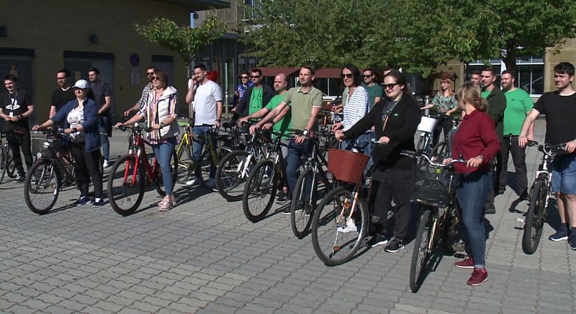 Reggelivel várták a biciklivel munkába érkezőket Debrecenben