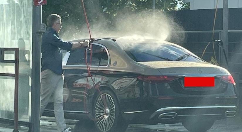 Rákay Philip egy legalább 72 milliós Mercedes-Maybach autóval a mosóban