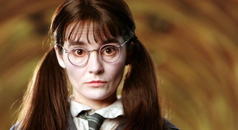 Így néz ki most 58 évesen a Harry Potter lányvécében “élő” Hisztis Mirtill, Shirley Henderson