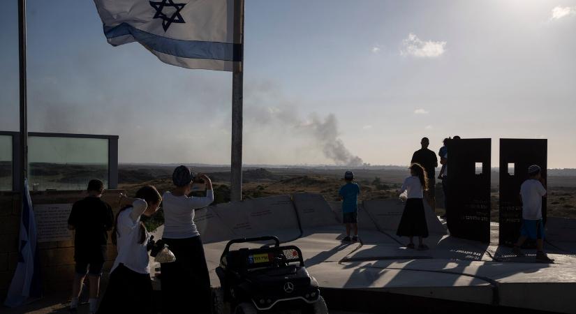 Fáklyagyújtással, a túszokért tüntetők fáklyaoltással emlékeztek a függetlenség napjára Izraelben