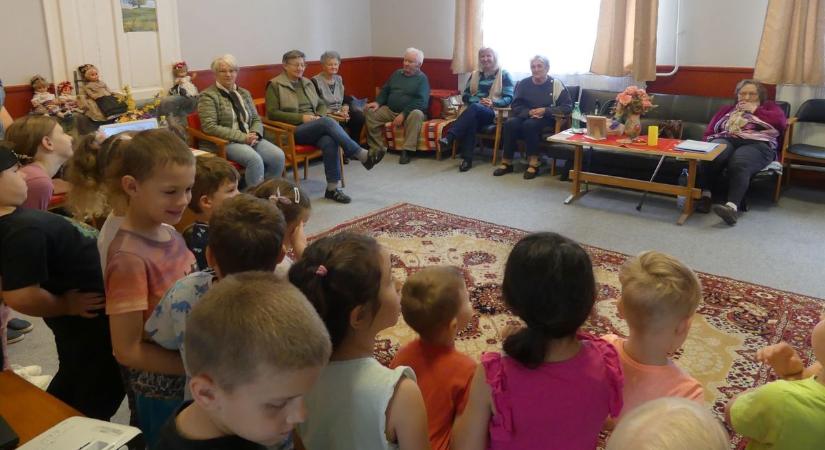 Egyedül élő anyukákat, nagymamákat köszöntöttek