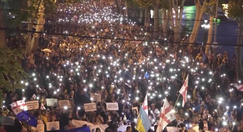 Tbilisziben folytatódnak a tömegtüntetések a civil szférát célzó törvényjavaslat miatt